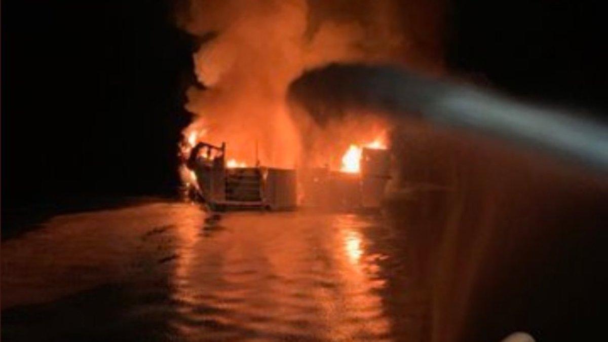El barco incendiado en Santa Cruz, California.