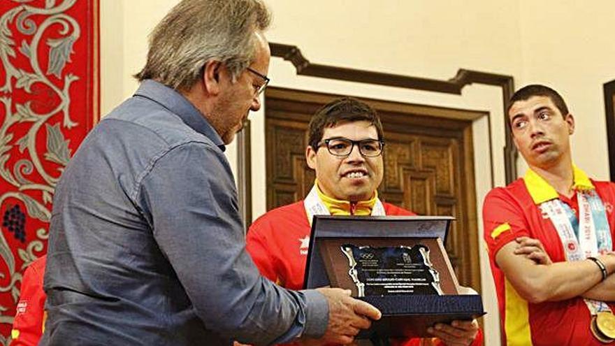 Francisco Guarido hace entrega de una placa de reconocimiento.