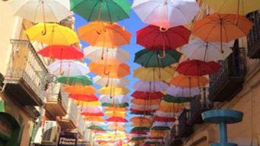 Así lucirán a partir de mañana los paraguas en la calle Carmen. // FdV
