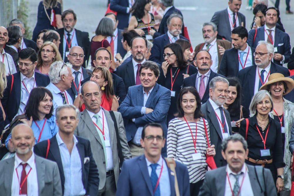 Los directivos de la reunión anual del Instituto Cervantes que acoge el Colegio Santo Domingo visitaron la casa museo Miguel Hernández, el museo de arte sacro y la Catedral