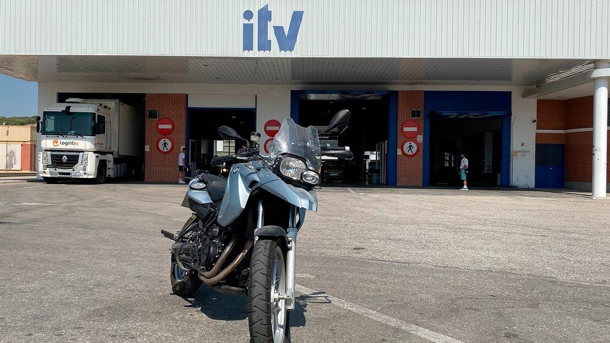 Una moto frente a una estación de ITV.