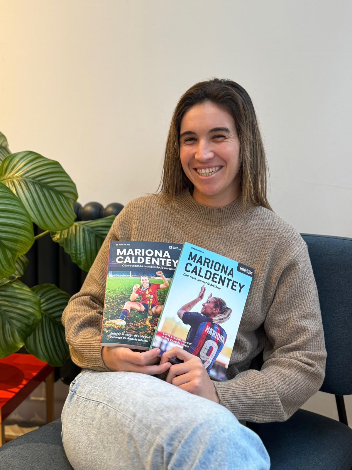 Mariona Caldentey posa con su libro