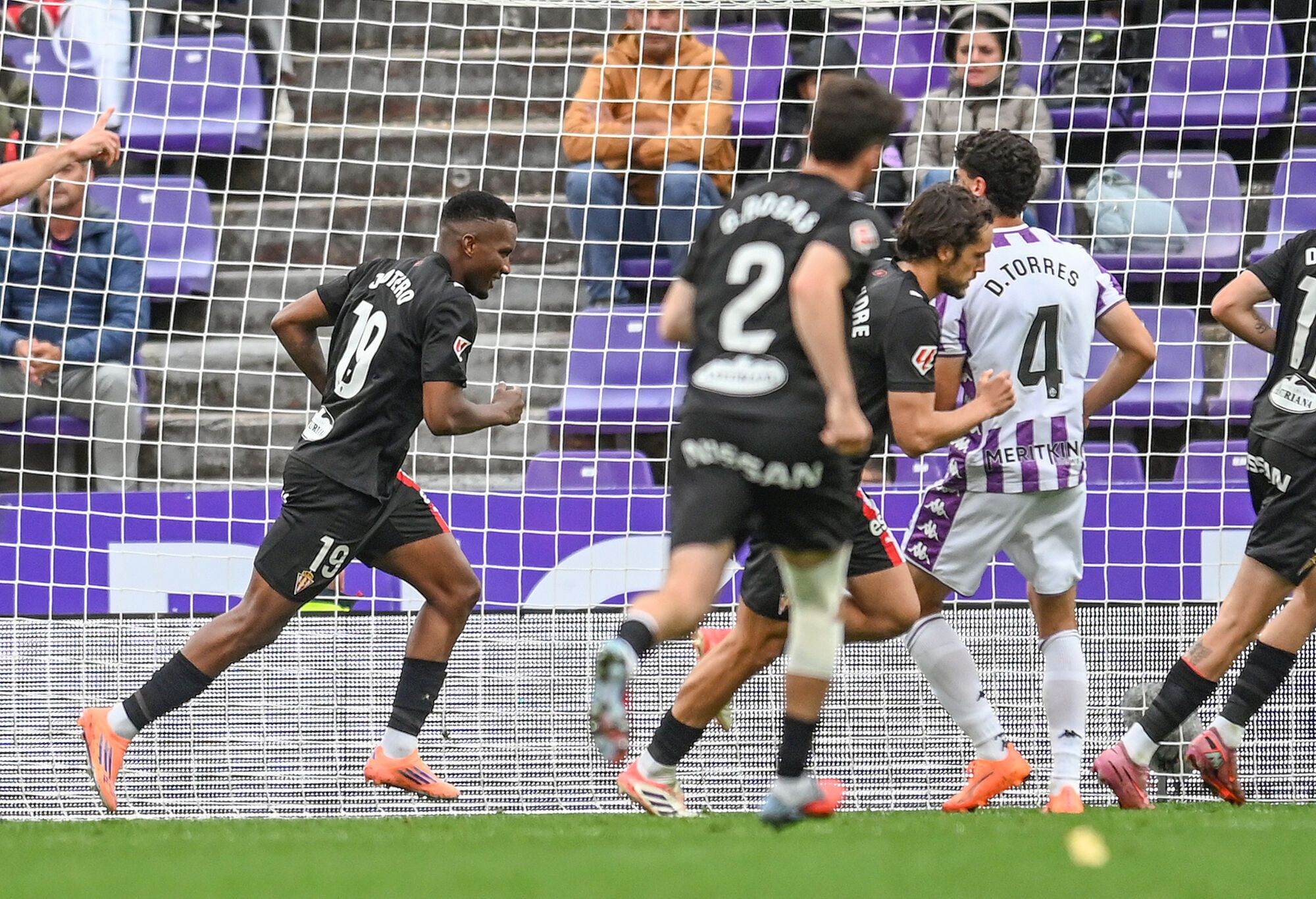 EN IMÁGENES: El Valladolid-Sporting disputado en Zorrilla con notable presencia de La Mareona