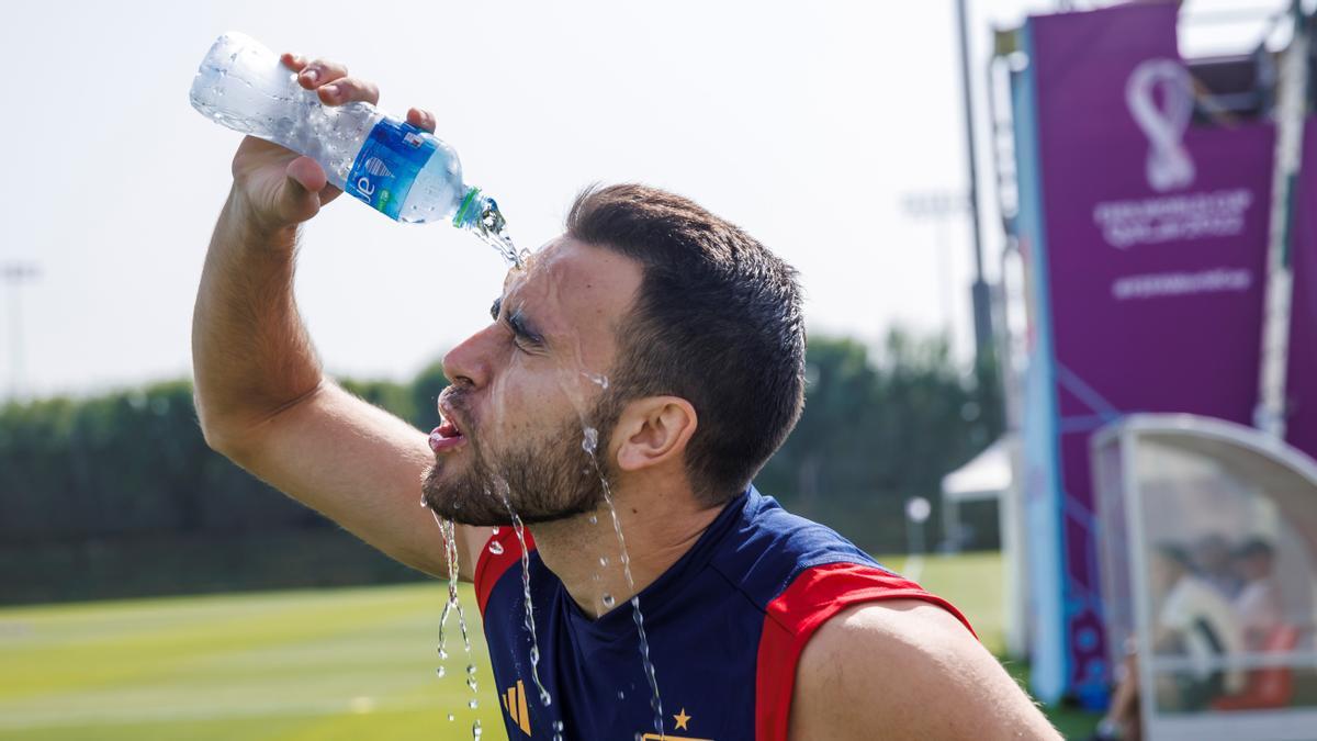 Eric García, en un entrenamiento con la selección española en Doha.