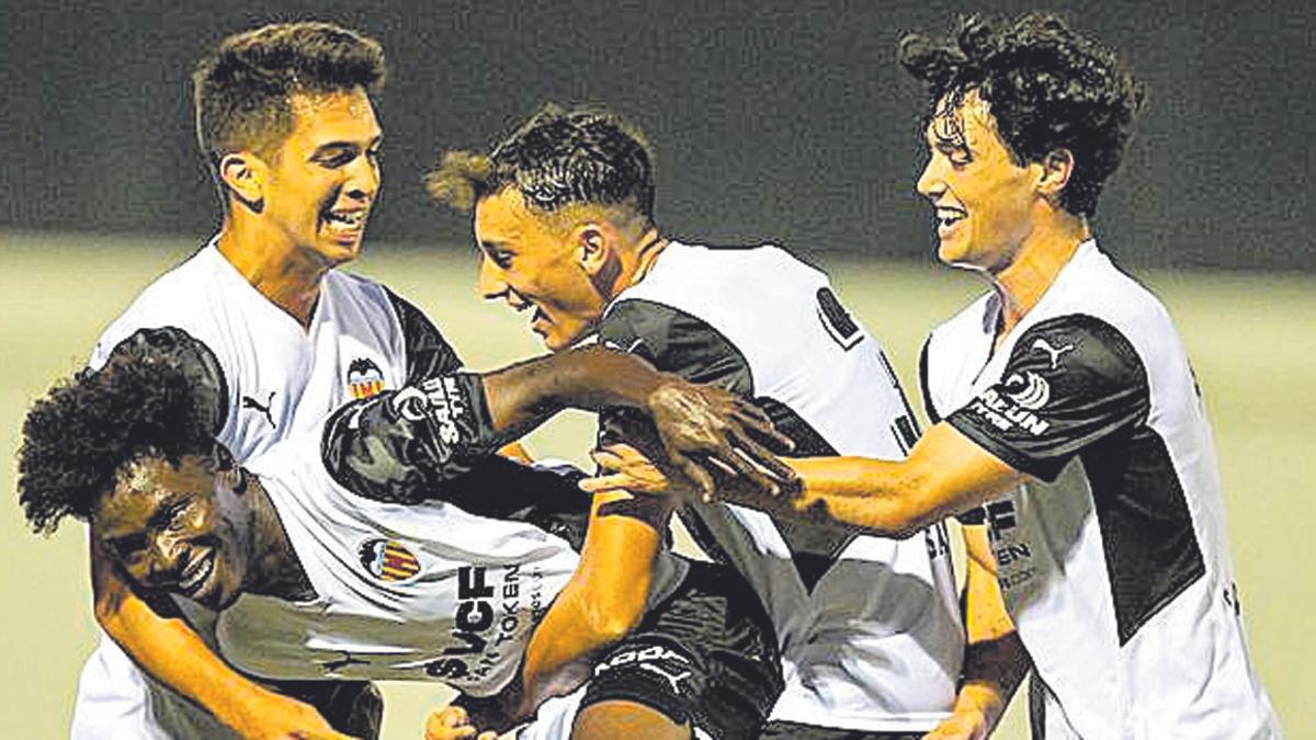 Los jugadores del Mestalla celebran un gol