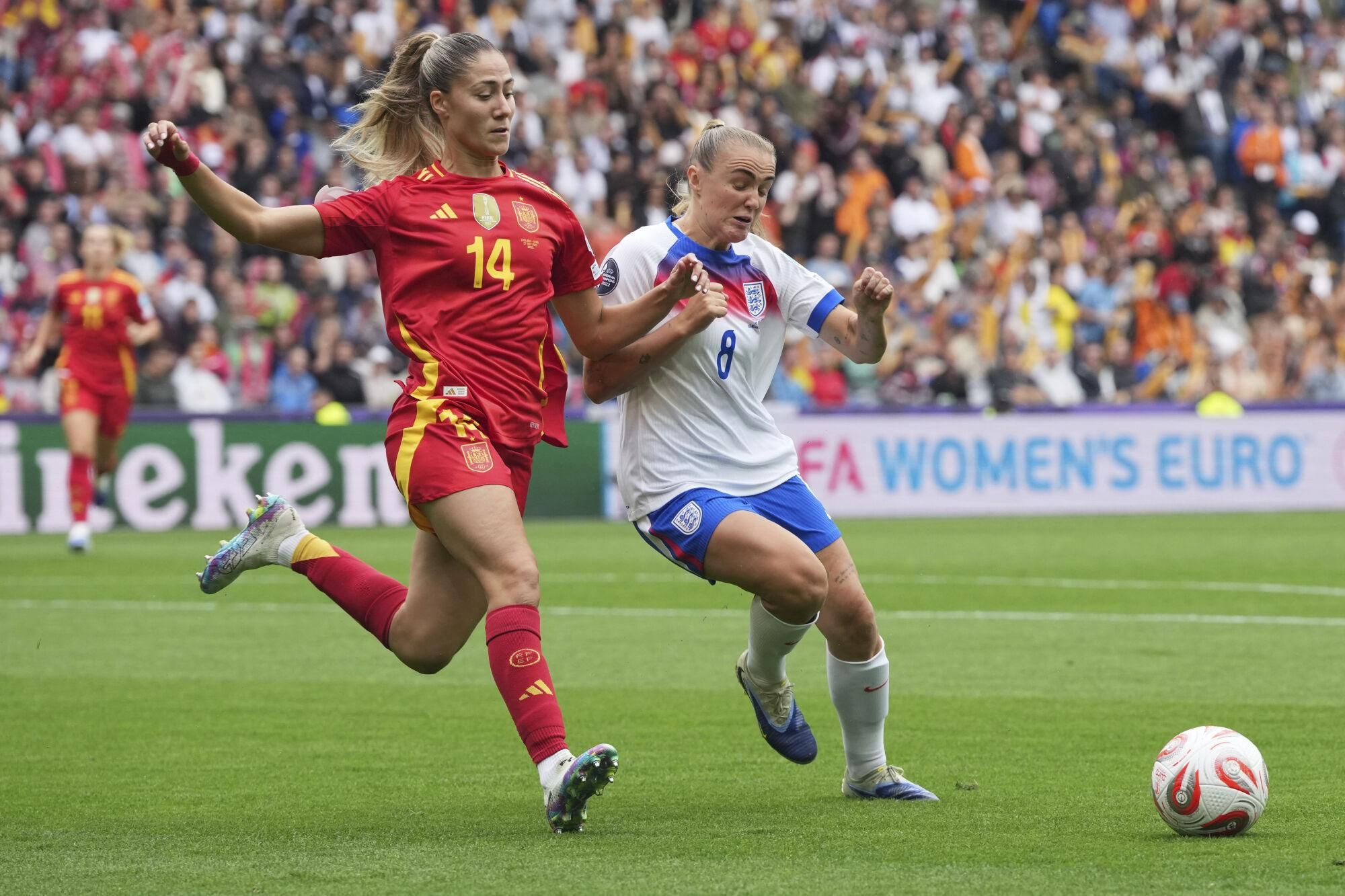 Spain's Laia Aleixandri, left, challenges England's Georgia Stanway during the Women's Euro 2025 final soccer match between England and Spain at St. Jakob-Park in Basel, Switzerland, Sunday, July 27, 2025. (AP Photo/Martin Meissner) Associated Press / LaPresse Only italy and spain. EDITORIAL USE ONLY/ONLY ITALY AND SPAIN