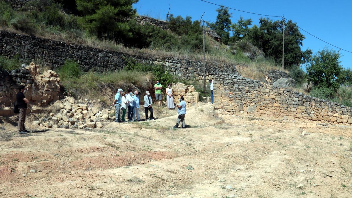 Treballs a la fossa del cementiri vell del Soleràs