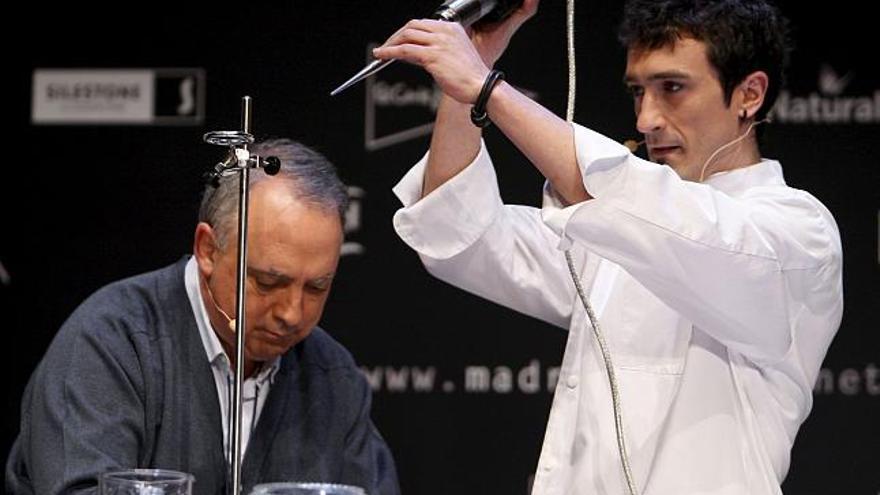 El cocinero Eneko Atxa muestra el aparato de ultrasonidos que utiliza para la absorción de aromas en la elaboración de sus creaciones durante la tercera jornada de la cumbre internacional de Madrid Fusión, en la que chefs como David Chan y Momofuku han centrado la misma gracias al éxito de las tapas en Estados Unidos.