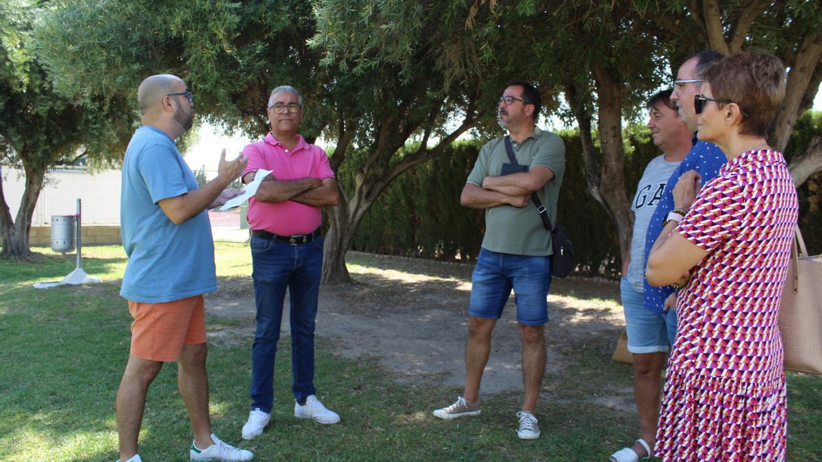 La reunión entre los concejales y los técnicos para avanzar en el proyecto de mejora de las piscinas municipales de Novelda.