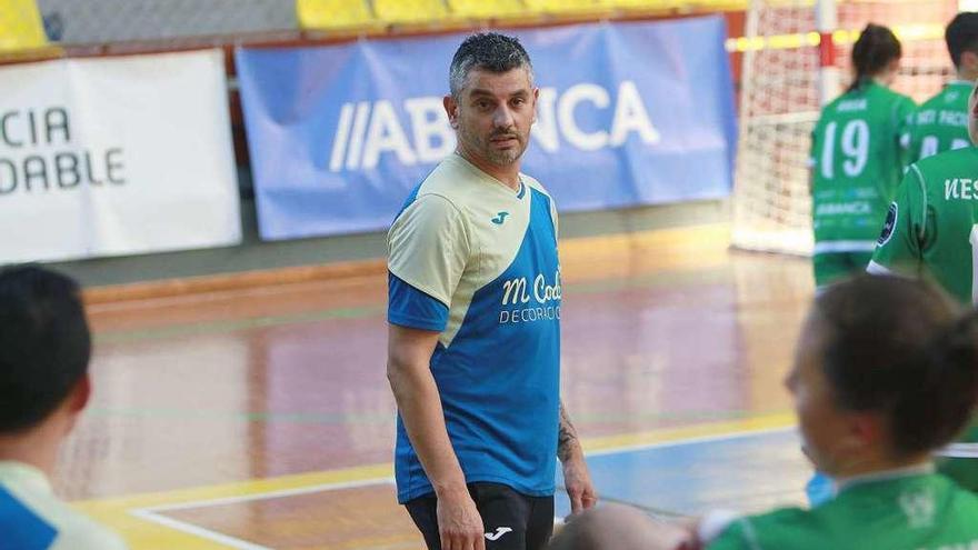 Manolo Codeso, durante el último partido del Cidade de As Burgas en casa, frente al Burela. // Iñaki Osorio