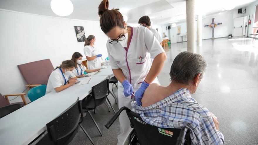 Los equipos de vacunación han administrado más 100.000 dosis de nuevas vacunas contra covid-19 en Canarias