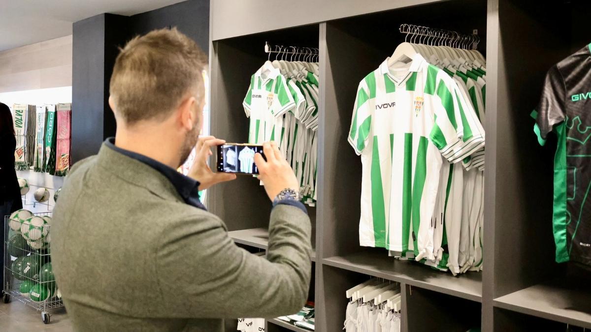 Un aficionado le hace fotos a la ropa oficial del Córdoba CF.