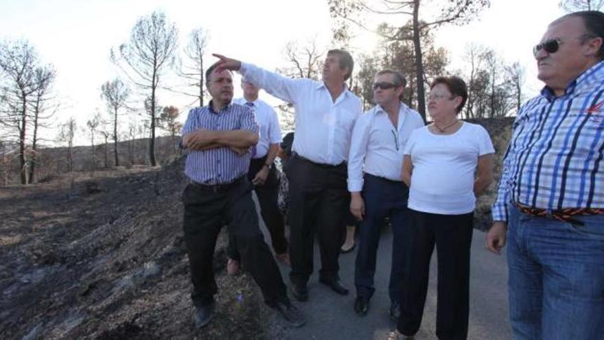 Los alcaldes de La Torre, Penàguila y Benifallim visitaron ayer la zona afectada junto a la presidenta de la Diputación.