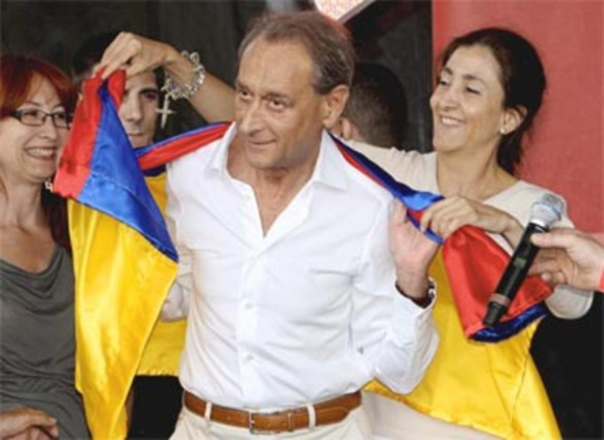Bertrand Delanoe (centre) junt amb Ingrid Betancourt (dreta), el juliol passat a París. Bertrand Delanoe (centre) junt amb Ingrid Betancourt (dreta), el juliol passat a París.