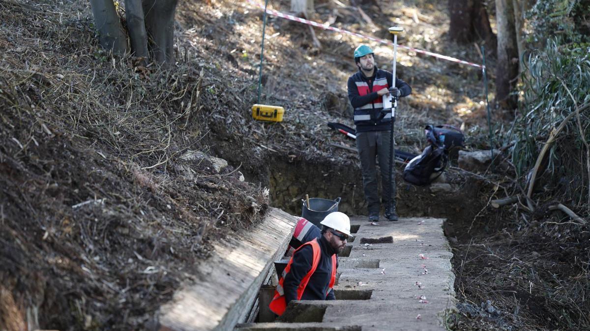 "Este es un día muy importante para muchas personas": arrancan los trabajos para la exhumación de la fosa común de La Lloba, en Castrillón