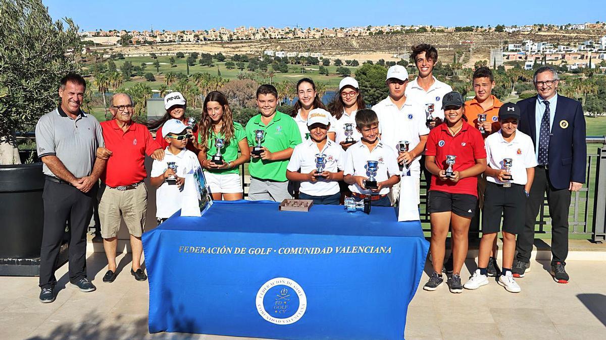 Los ganadores de las distintas categorías del campeonato tras recoger sus premios.