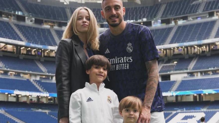 Joselu, junto a su esposa e hijos en el Santiago Bernabéu.