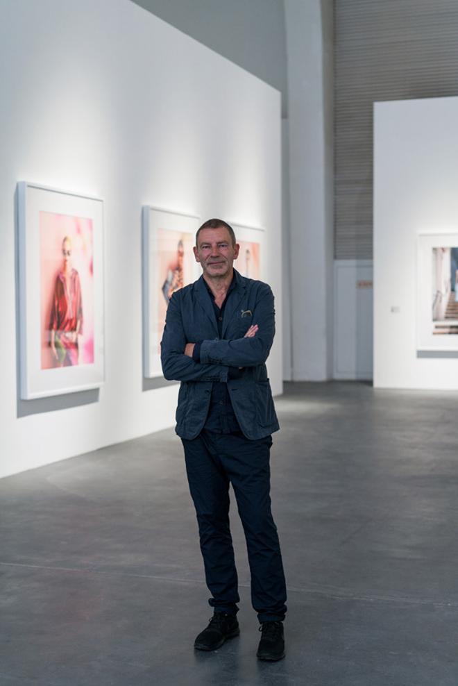 Tomas Maier, en la exposición de Pekín