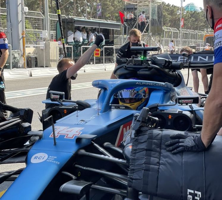 Fernando Alonso , durante la crono en Bakú