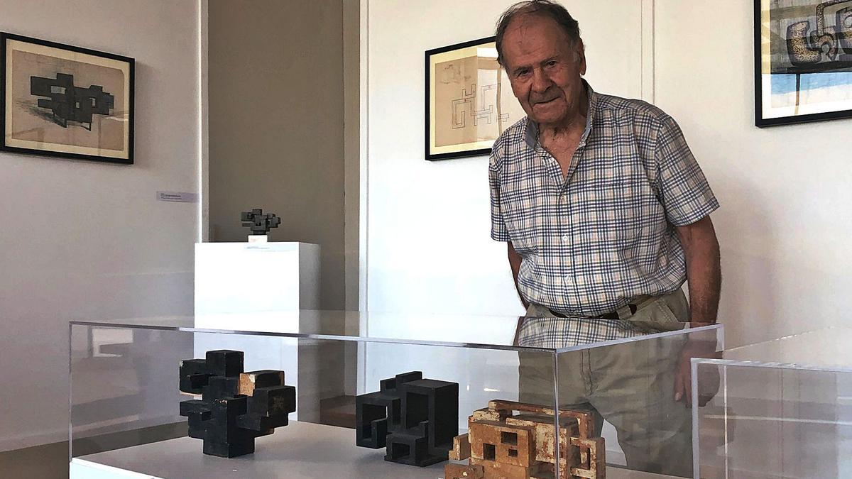 El escultor Higinio Vázquez, en la exposición de la Universidad Autónoma de Madrid con alguna de sus maquetas.