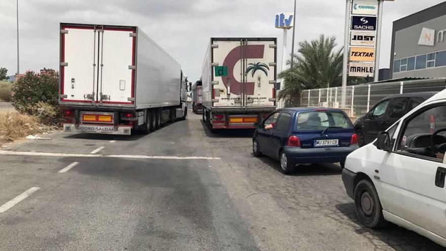 Varios vehículos colapsan la carretera frente a la empresa.