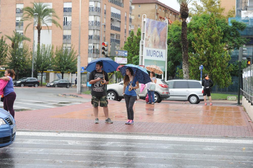 La lluvia sorprende a los murcianos