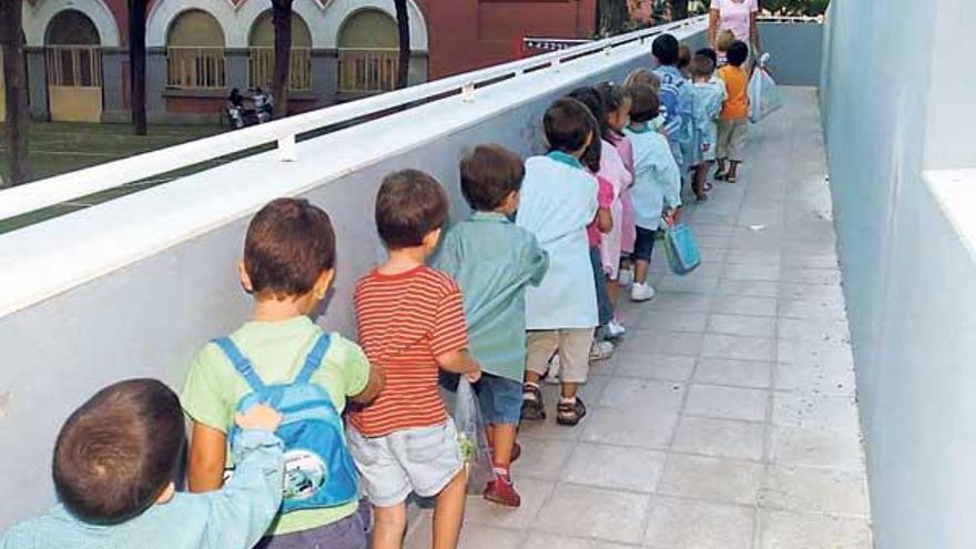 Varios niños en una fila para entrar en clase. // Efe