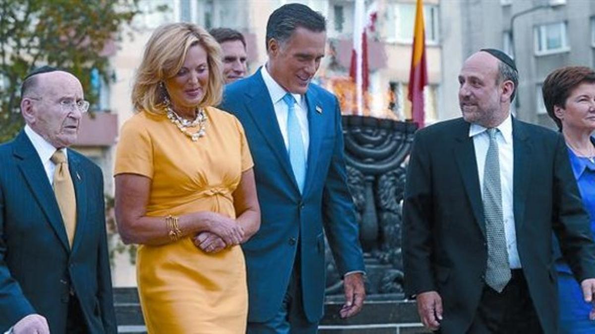 El candidato republicano a la presidencia de EEUU, Mitt Romney, junto a su mujer, y el alcalde de Varsovia (derecha), en la capital polaca.