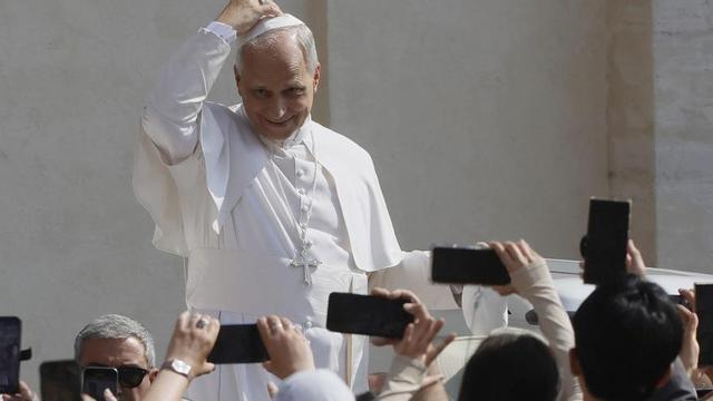 El Papa beneeix un solideu ofert per un fidel, l’any passat al Vaticà. | CECILIA FA / EUROPA PRESS