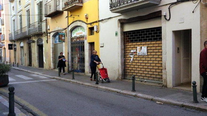 El darrer tram del carrer Peralada de Figueres, amb un local per llogar