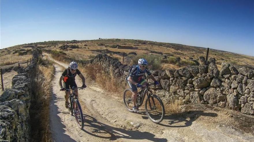 Ocho nuevas rutas en bicicleta conectan los 14 municipios de la Reserva de Monfragüe