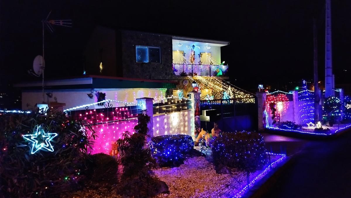 Así de luminosa está la casa de Carmen en Santa Mariña cuando anochece.