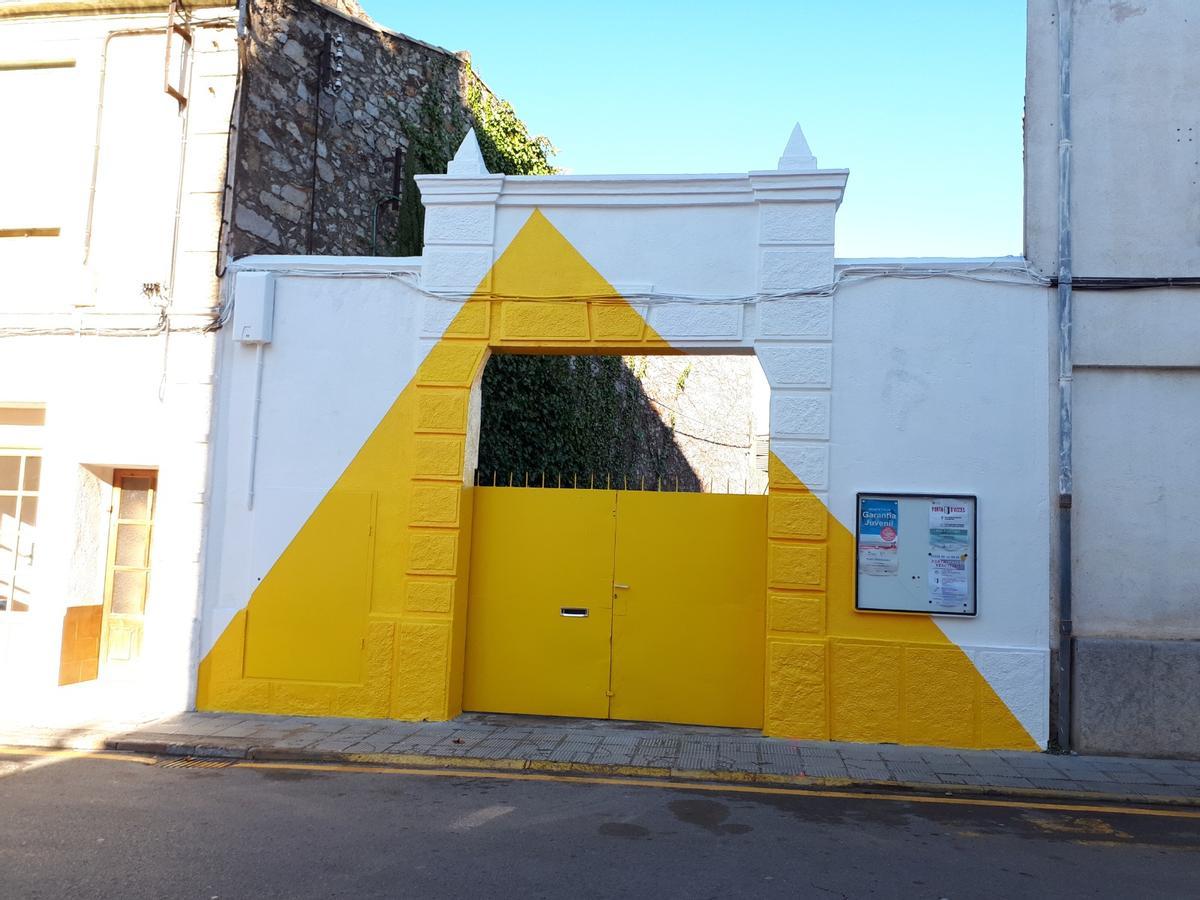 La porta de l'equipament de Cassà