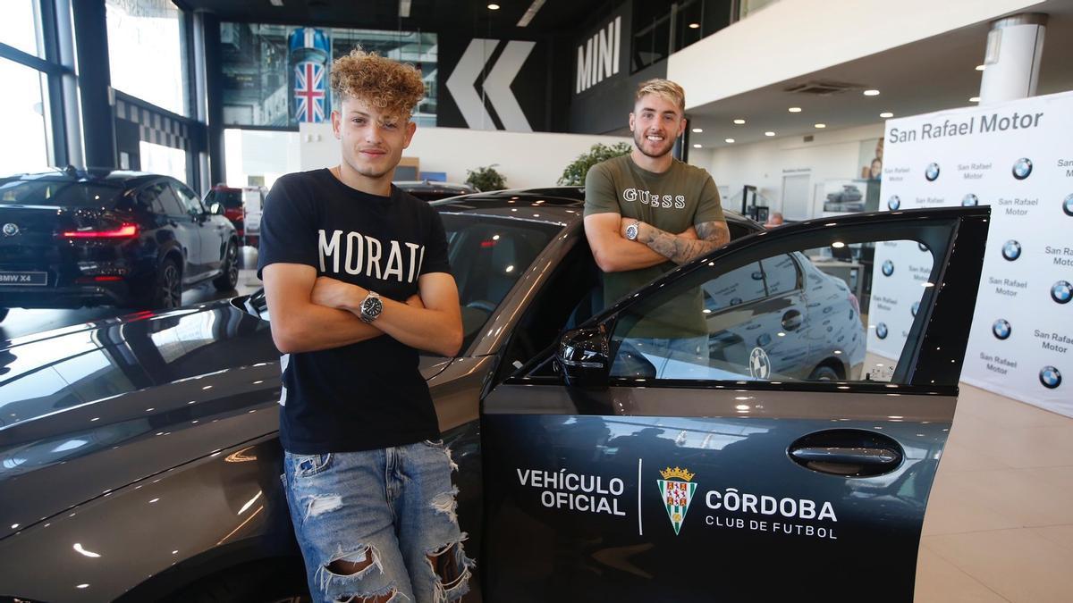 Simo Bouzaidi y Antonio Casas, en uno de los vehículos oficiales del club.