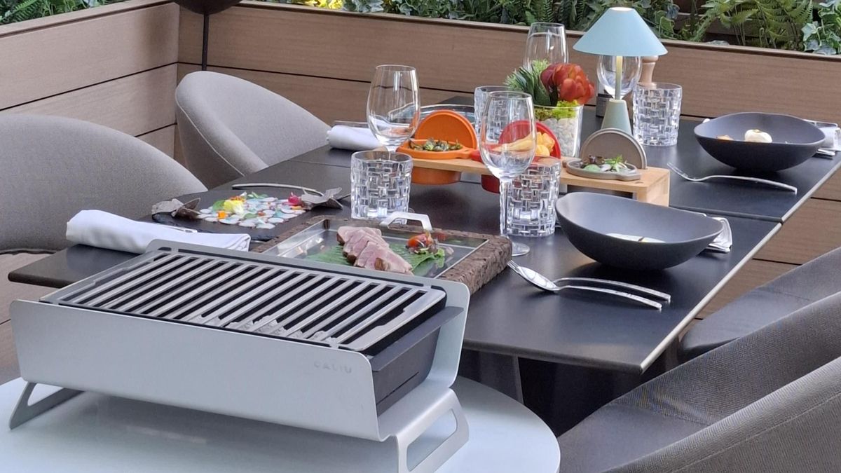 Una de las mesas de Fuego Terrace & Grill, en la terraza del Hotel Hyatt Regency Barcelona Tower.