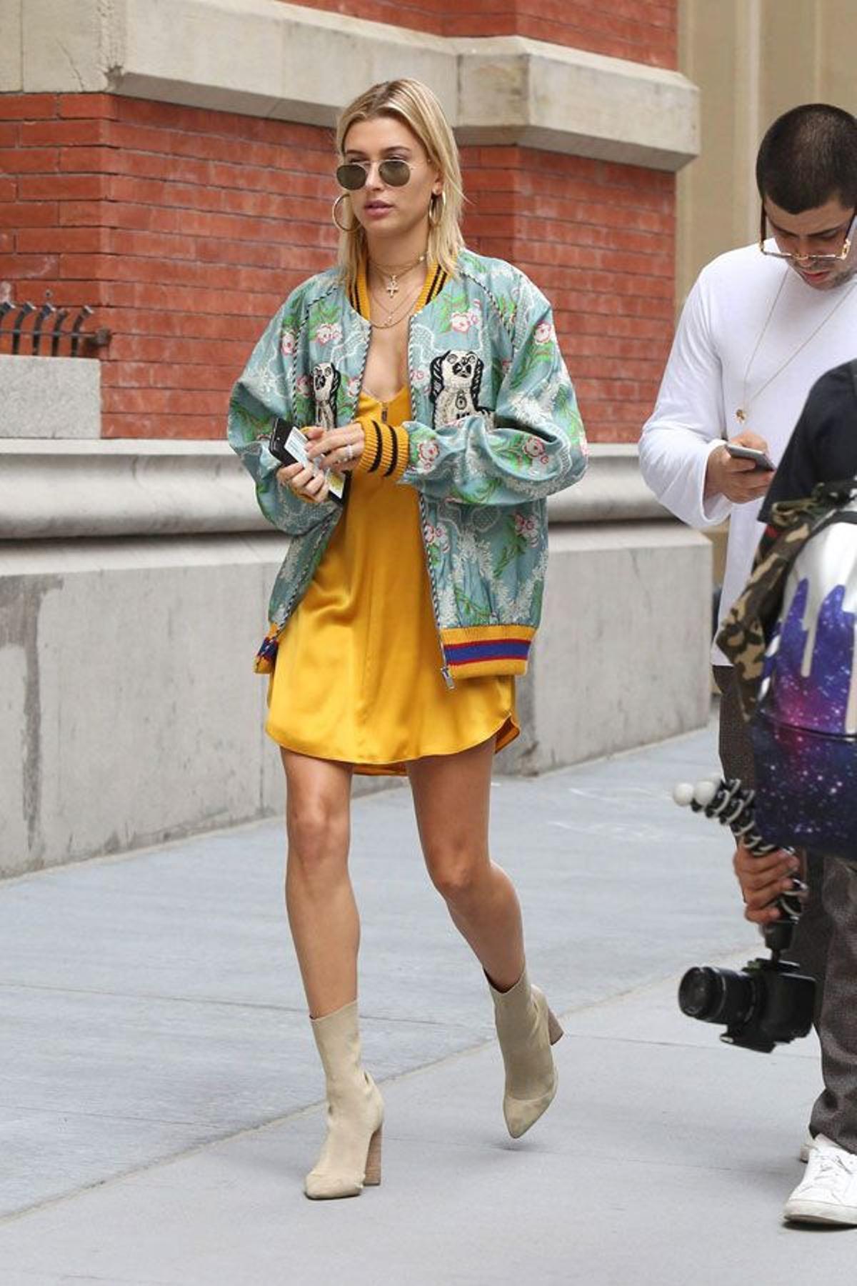 Hailey Baldwin con bomber estampada de Gucci y vestido lencero con botines