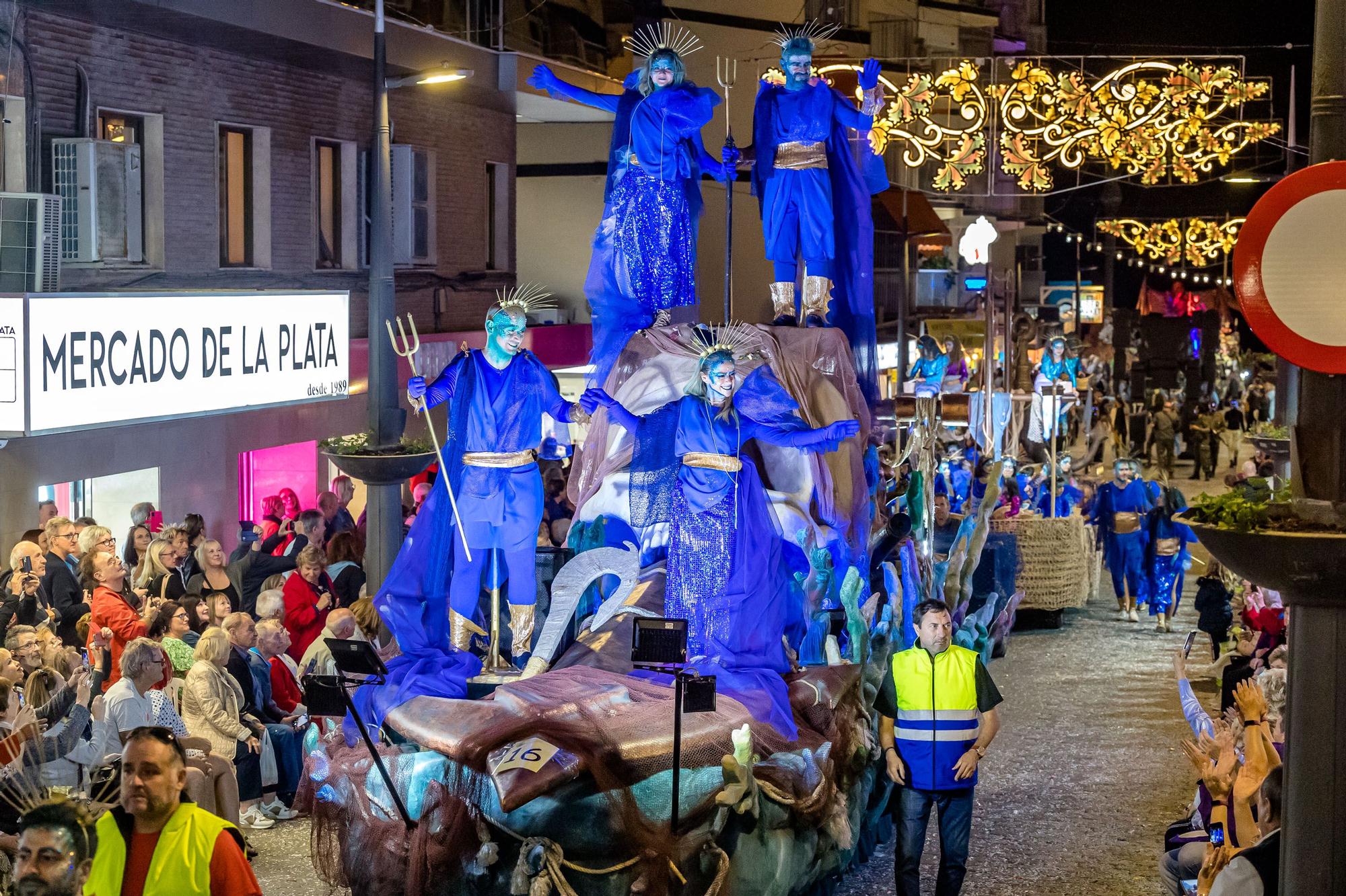 Desfile de carrozas y castillo de fuegos para despedir las Fiestas de Benidorm