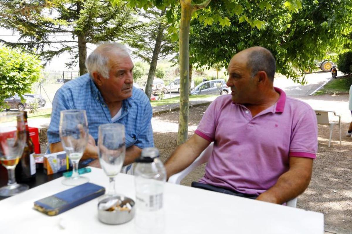Ricardo y José Manuel conversan en las piscinas de Moros. | JAIME GALINDO