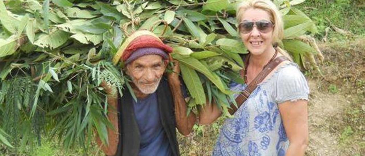 Margarita Gelabert, junto a un campesino, en una de sus visitas a Nepal.