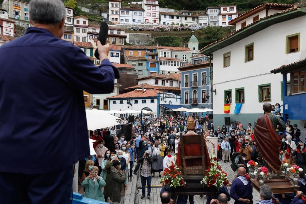 Cesáreo Marqués, recitador de l´Amuravela, en pleno sermón, ante el anfiteatro de Cudillero.