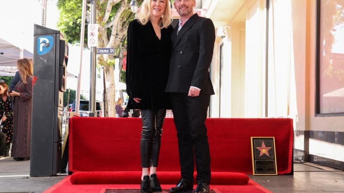 Los actores Catherine O'Hara y Macaulay Culkin posan durante la ceremonia de inauguración de la estrella de Culkin en el Paseo de la Fama de Hollywood, en Los Ángeles, California.