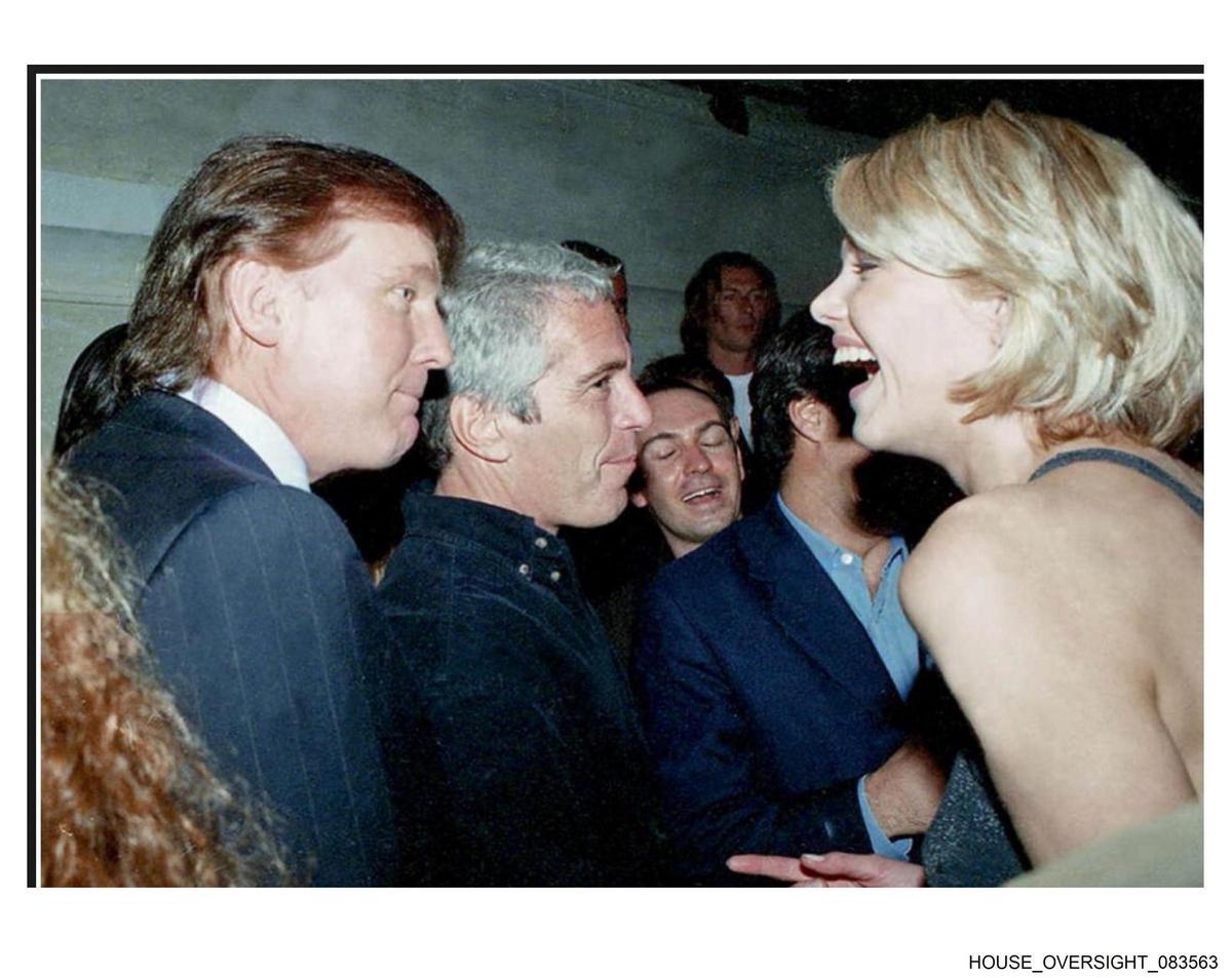 Donald Trump y Jeffrey Epstein, en una de las imágenes difundidas por los demócratas de la Cámara de Representantes.
