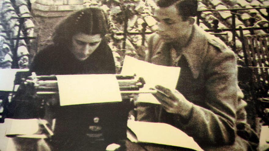 Miguel Hernández junto a su esposa Josefina Manresa, escribiendo ambos una carta.