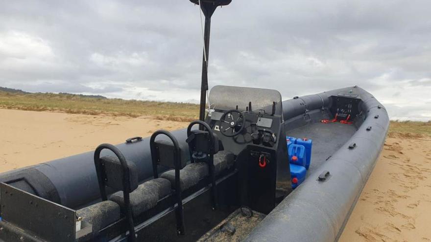 Imagen de la planeadora encontrada este miércoles en la playa ribeirense de O Vilar. j.m.f.