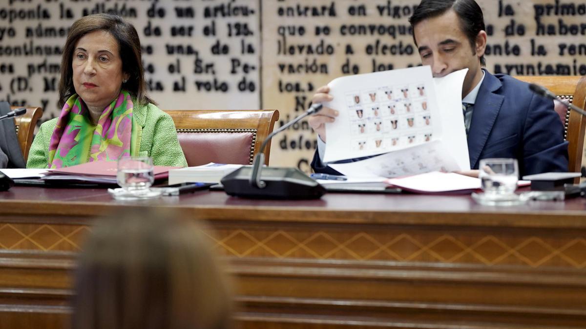 La ministra Margarita Robles y José Manuel Rey Varela, presidente de la comisión de Defensa celebrada en el Senado.