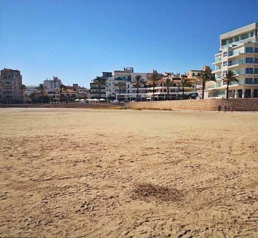 Nueva marina seca sobre la arena de la playa cerca de Cala Estància.