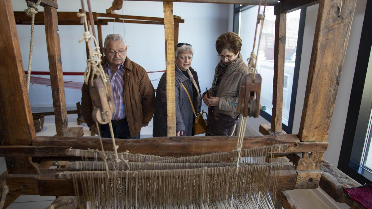 Varias personas observan la exposición permanente del Museu del Tèxtil de Ontinyent.
