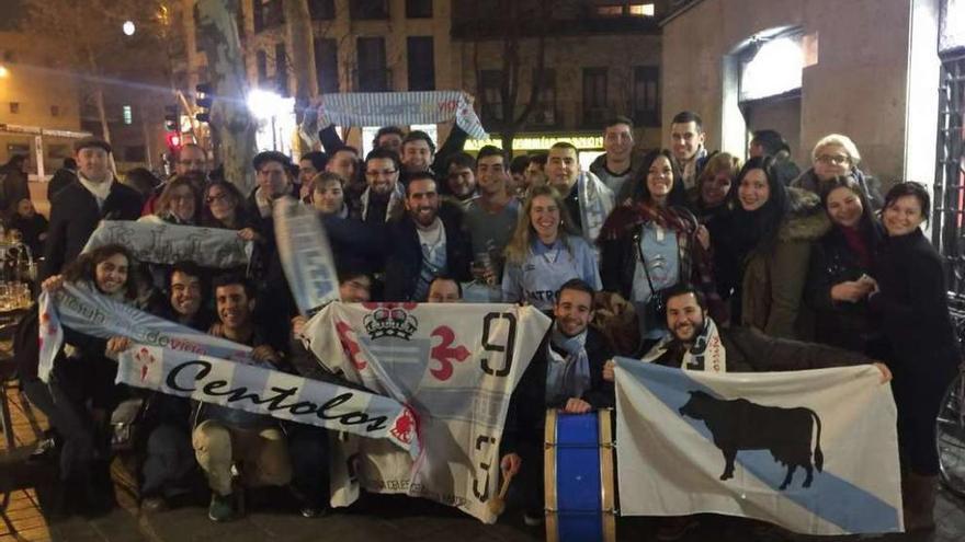 Miembros de &quot;Morriña Celeste&quot; con integrantes de otras peñas antes de acudir al Calderón. // Dionisio Reiné