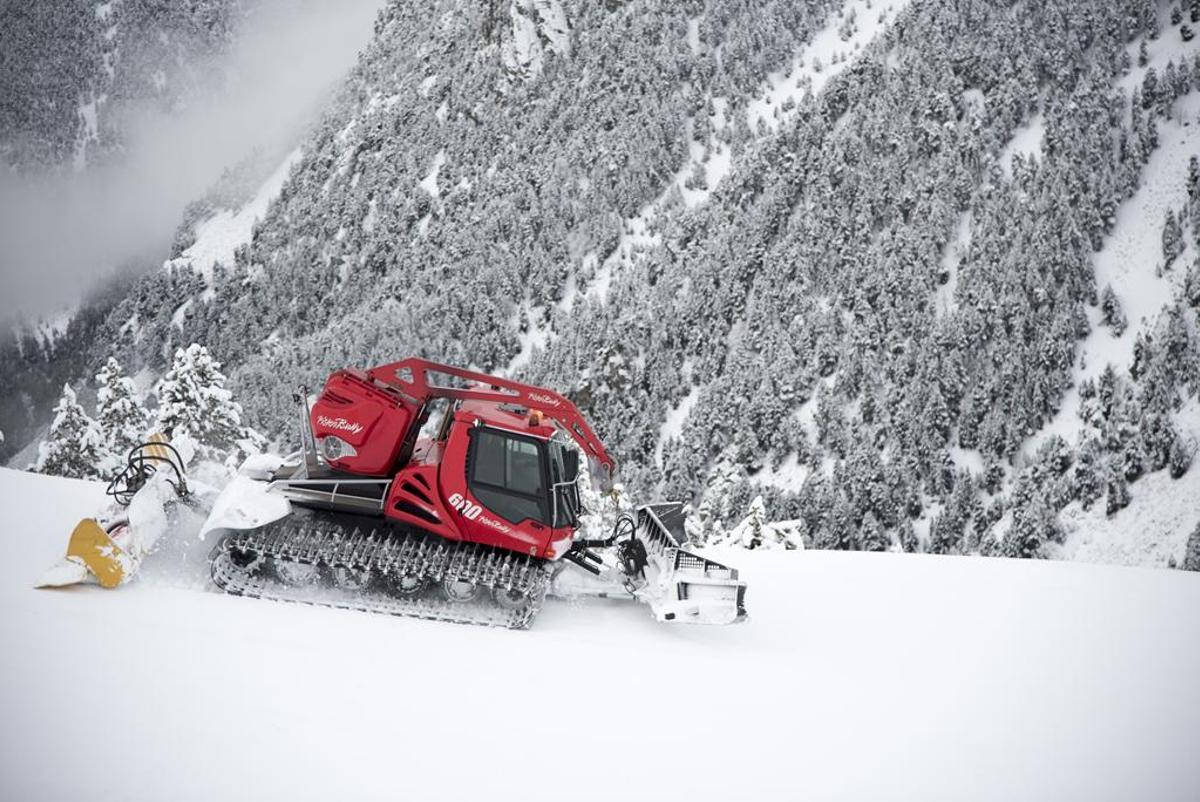Una màquina trepitjaneu treballant a Vall de Núria