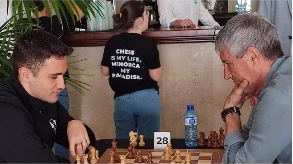 Quique Setién en el primer torneo oficial de ajedrez en Menorca